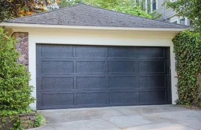 porte du garage bleu marine